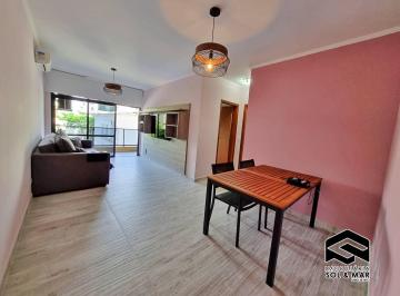 Apartamento · 70m² · 2 Quartos · 1 Vaga · LINDO APARTAMENTO REFORMADO, APENAS 200 MTS MAR, EM EXCELENTE LOCALIZAÇÃO!