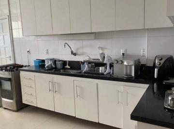 Cozinha · 4 Quartos no Rio Vermelho Reformado