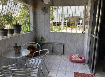 Casa · 200m² · 4 Quartos · 1 Vaga · Casa de dividida em 3 partes, com 1º andar (4 quartos sendo 1 suíte) e o térreo com um kitnet e outr