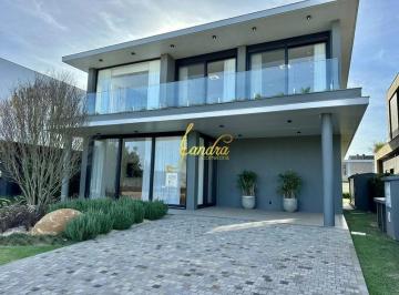 Casa · 397m² · 5 Quartos · 2 Vagas · Sobrado finamente no condomínio Sense mobiliada e decorada