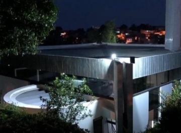 Foto 01 · Casa modernista térrea com pé direito alto a venda no Encontro das Águas