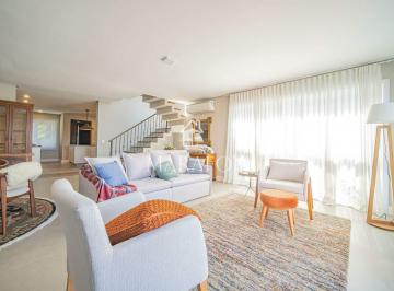 Casa · 329m² · 2 Vagas · LINDA CASA EM CONDOMINIO FECHADO!