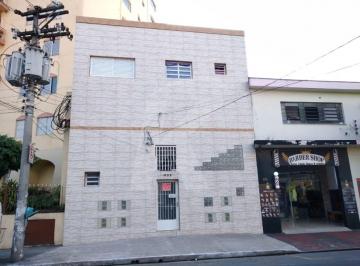 Casa · 30m² · 1 Quarto · Apartamento com 1 quarto e banheiro.