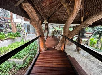 Casa · 2000m² · 8 Quartos · 5 Vagas · LINDA CASA PÉ NA AREIA, COM ARQUITETURA EXCLUSIVA. 8 SUÍTES.