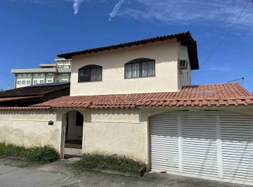 Casa · 185m² · 3 Quartos · 2 Vagas · Casa Duplex com Quintal Amplo e Localização Estratégica