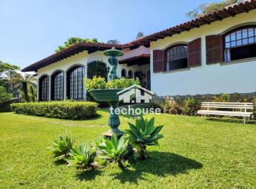 af6c93a2137c117cdc46f008ad72cc7ef4318178 · Charme e elegância no Comary, em uma casa em condomínio que possui o estilo arquitetônico clássico.