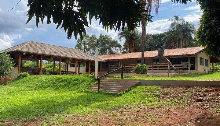 Chácara rural espaçosa com casa principal e de empregado.