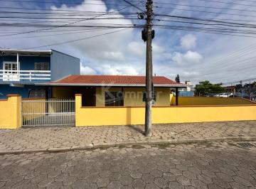 Foto 01 · Casa com 2 dormitórios a venda em Penha, a poucos metros do mar