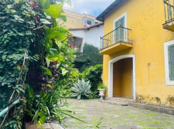Frente da casa com jardim. · Imoveis - em Gávea