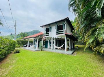 Casa · 200m² · 3 Quartos · 2 Vagas · Linda casa com vaga de barco em cond. com piscina e marina