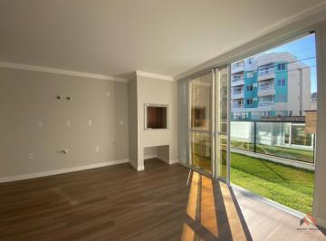 living e cozinha integrados com acesso ao garden · Gaivotas Golden Residence - Apartamento garden a venda com duas suítes a 120 metros do mar na Praia