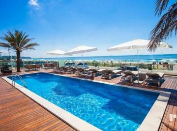 Apartamento · 204m² · 4 Quartos · 2 Vagas · PRAIA BRAVA! Imóvel de alto padrão, frente ao mar com 4 suítes, Mobiliado, Decorado e Equipado, pron