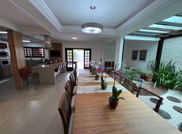 Casa · 380m² · 3 Quartos · 2 Vagas · Belíssima Casa - 3 Suítes - Cond. Fechado - Residencial Ariribá.
