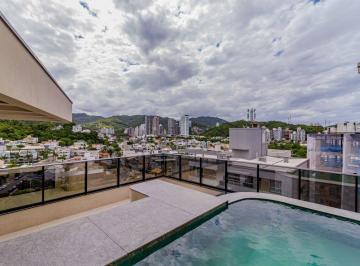 Piscina privativa no terraço da cobertura, com a cidade e os morros ao fundo · Cobertura à venda no Ed. Brava Vel Residence na Praia Brava