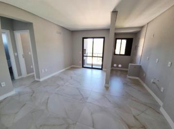 Living de apartamento da mesma planta, com estar, jantar e porta para a sacada · Suíte, dormitório e 2 vagas em 67 m² prontos no Manu Bay, Itajaí