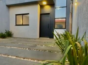Casa de 2 quartos, Cascavel · Casa para Venda em Cascavel/PR - 1 suíte e 1 quarto, edícula com churrasqueira perto da FAG.
