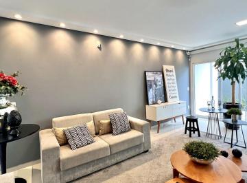 Sala de estar · CASA COM 3 SUÍTES EM CONDOMÍNO FECHADO - PIRABEIRABA