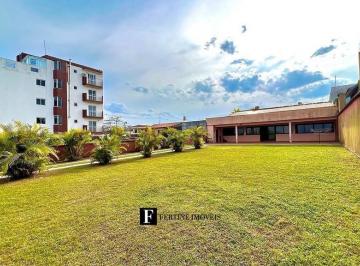 Casa · 240m² · 2 Quartos · 3 Vagas · Casa fente mar com terraço e espaço de terreno