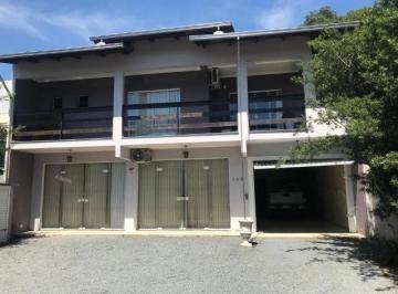 Foto 01 · Sobrado Versátil Próximo ao Centro: Residência e Comércio em perfeita harmonia a 1 km da cidade