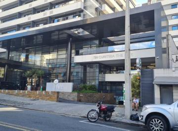 Apartamento de 2 quartos, Curitiba · Oportunidade p/ investidores, flat já locado, decorado e ensolarado.