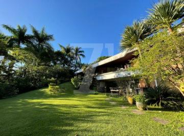 Casa · 360m² · 4 Quartos · 4 Vagas · Casa em rua fechada, com belíssimo jardim e vista