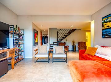 Apartamento · 210m² · 4 Quartos · 2 Vagas · Cobertura com 4 quartos em Itaipava, Petrópolis.