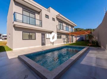 Casa · 318m² · 4 Quartos · 4 Vagas · Casa nova com 04 amplas suítes, terreno amplo com piscina e 04 vagas de garagem!