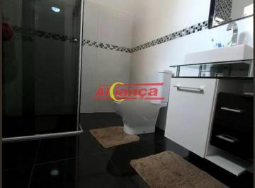 Casa · 280m² · 3 Quartos · 2 Vagas · Imóvel espaçoso à venda com 3 quartos, sendo 1 suíte, e 2 banheiros no total
