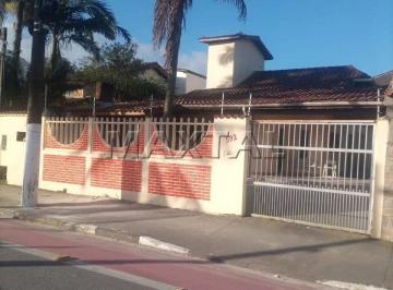 Casa · 236m² · 3 Quartos · Casa à venda em Bertioga na Rua Oswaldo Cruz,  à 700 metros da praia,  com 3 suítes e 4 vagas.