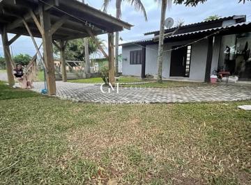Casa · 100m² · 2 Quartos · 1 Vaga · Charmosa Casa com 2 Quartos, Churrasqueira e Pátio Amplo