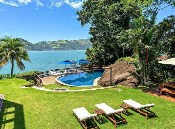 Casa · 1000m² · 7 Quartos · 6 Vagas · Espetacular mansão costeira com praia privativa e vista mar indevassável!