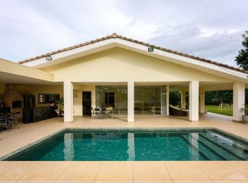 Casa · 698m² · 6 Quartos · 2 Vagas · Por mais check-in na espreguiçadeira do que na cadeira do escritório.