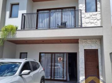 Casa · 140m² · 3 Quartos · 2 Vagas · Sobrado no Bairro Zimbros em Bombinhas SC
