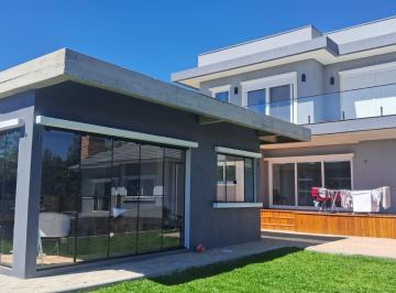 462985_iJ32BO1_46298565c12826d786b.jpg · Viva o melhor de Gramado com exclusividade e conforto.