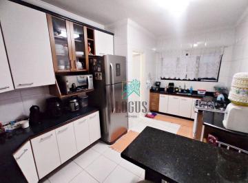 71d209df68a30ae604d9149a6b41a0f7f7d94148 · Apartamento bem distribuído com 94m² composto por 3 dormitórios com armários 1 suíte, a venda por R$