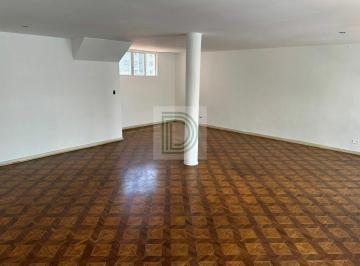 Casa · 258m² · 3 Quartos · 2 Vagas · Sobrado super bem localizado em rua silenciosa, próximo ao metrô e a condução.