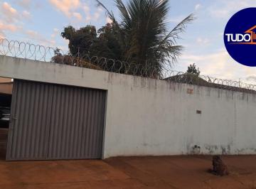 Foto 01 · Casa ampla, 3 quartos, ótima localização perto de tudo, escriturada, aceita troca por imóvel em Bras