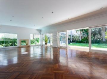 Casa · 854m² · 4 Quartos · 6 Vagas · Vista para uma praça e amplo jardim gramado, com piscina e espaço gourmet.
