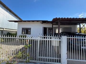 Foto 01 · Casa à Venda em Joinville-SC - Bairro Floresta  3 Quartos, 2 Salas, 2 Banheiros, 2 Vagas, 180m² de Á