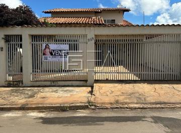 Casa · 420m² · 4 Quartos · 2 Vagas · Espaçoso Sobrado de 3 Quartos com 2 Suítes!