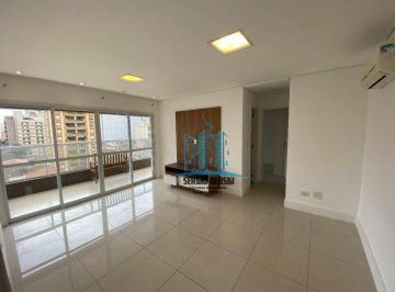 7fa89382e992574cb59cc32d1082770ece551225 · Apartamento para locação em ótima localização no Gonzaga, Santos-SP. Prédio de 2013 com amplo terra