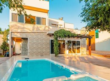 Casa · 193m² · 3 Quartos · 4 Vagas · Venda de Sobrado de Alto Padrão no Clube Náutico, Toledo-PR: 3 Quartos, 1 Suíte, 2 Salas, 3 Banheiro