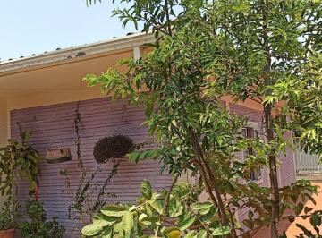 Casa · 2 Quartos · 2 Vagas · CASA COM 2 QUARTOS COM KITNET NOS FUNDO, NO BAIRRO 3 BANDEIRA