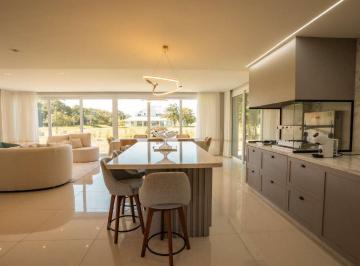 Casa · 350m² · 4 Quartos · 3 Vagas ·
Casa em condomínio fechado com vista para a Lagoa de Itapeva!