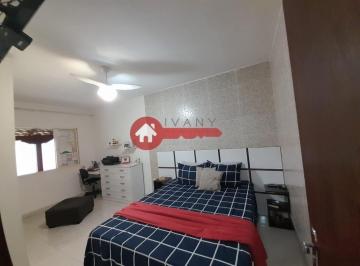 Casa · 150m² · 3 Quartos · 2 Vagas · Excelente oportunidade de investimento! Esta espaçosa casa de 320m² está localizada no bairro Cruzei