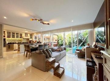 Casa · 273m² · 4 Quartos · 3 Vagas · Casa moderna em condomínio com 4 suítes e jardim