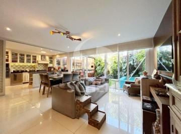 Casa · 273m² · 4 Quartos · 3 Vagas · Casa moderna em condomínio com 4 suítes e jardim