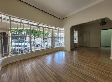 Casa · 305m² · 4 Quartos · 7 Vagas · Oportunidade em Casa Versátil na Região Central.