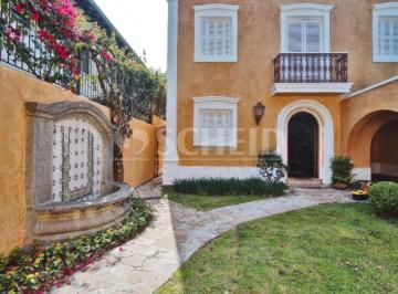 Casa · 300m² · 5 Quartos · 3 Vagas · Sobrado para venda no Jardim Europa com 3 quartos e 3 suítes.