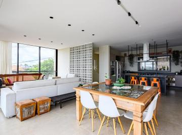 Casa · 400m² · 4 Quartos · 2 Vagas · Alguns lares são tão tranquilos, que até a luz repousa.
